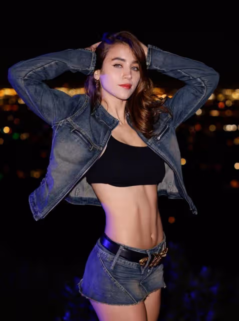 展現女性魅力的藝術之美：探尋凱莉考恩的自信與風采