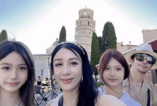 香港知名性感女神14歲女兒照片曝光,打扮成熟,顏值超越媽媽