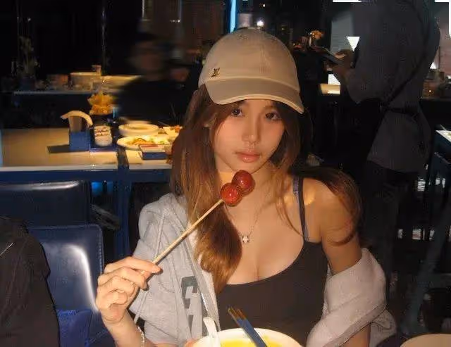 香港知名性感女神14歲女兒照片曝光,打扮成熟,顏值超越媽媽