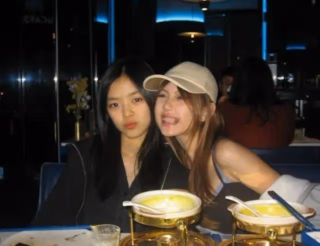 香港知名性感女神14歲女兒照片曝光,打扮成熟,顏值超越媽媽