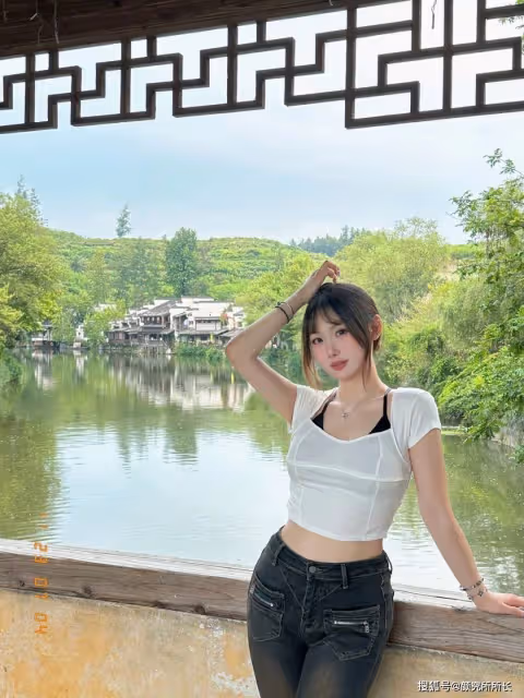 19歲極品尤物純欲風穿搭:白色透明短袖搭配牛仔褲 性感又魅力
