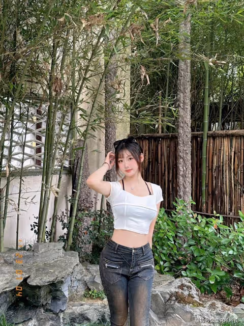19歲極品尤物純欲風穿搭:白色透明短袖搭配牛仔褲 性感又魅力