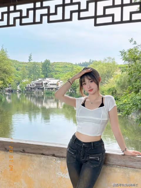 19歲極品尤物純欲風穿搭:白色透明短袖搭配牛仔褲 性感又魅力