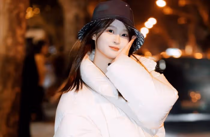 王思聰陪女伴買包被拍,側身耳語太親密,正牌女友泰國散心獨美