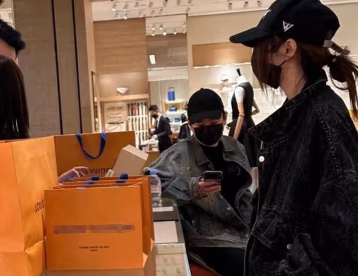 王思聰陪女伴買包被拍,側身耳語太親密,正牌女友泰國散心獨美