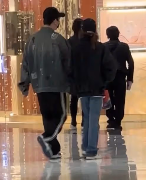 王思聰陪女伴買包被拍,側身耳語太親密,正牌女友泰國散心獨美
