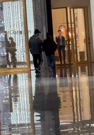 王思聰陪女伴買包被拍,側身耳語太親密,正牌女友泰國散心獨美
