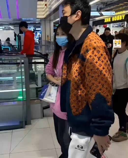 王思聰陪女伴買包被拍,側身耳語太親密,正牌女友泰國散心獨美