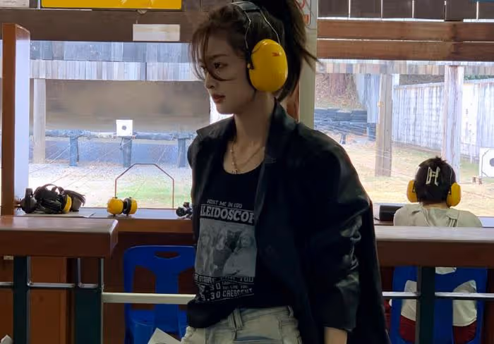 王思聰陪女伴買包被拍,側身耳語太親密,正牌女友泰國散心獨美