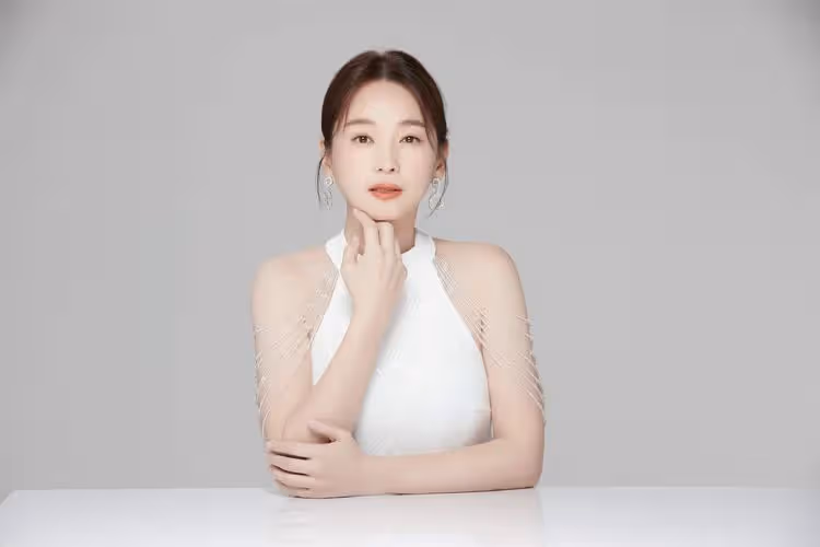 六月緊牽「小鮮肉」被偷拍　逆天少女腿被看光