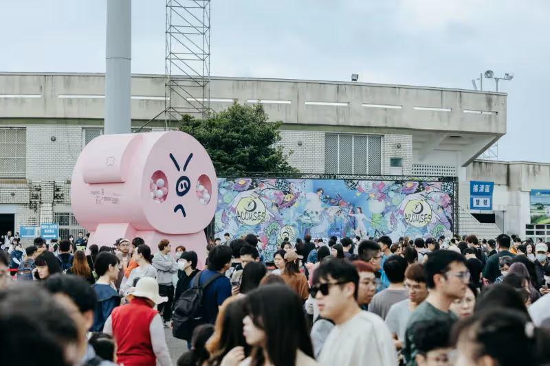 告五人超狂！返鄉開唱吸金2億　犬青性感登台濕身引暴動