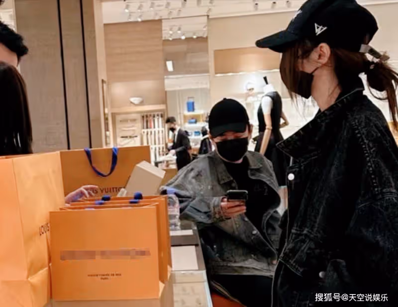 好傢夥!王思聰帶女伴購物豪氣買單,女方身份被曝光!小羽恐失寵
