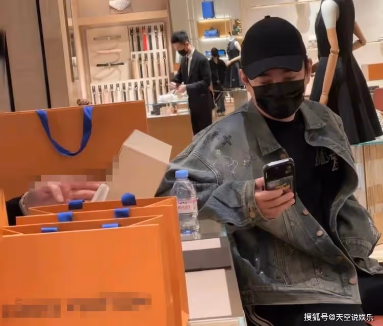 好傢夥!王思聰帶女伴購物豪氣買單,女方身份被曝光!小羽恐失寵