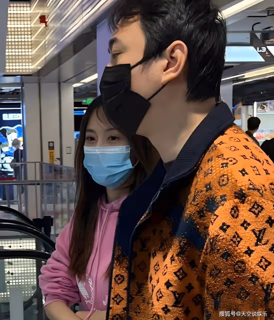 好傢夥!王思聰帶女伴購物豪氣買單,女方身份被曝光!小羽恐失寵