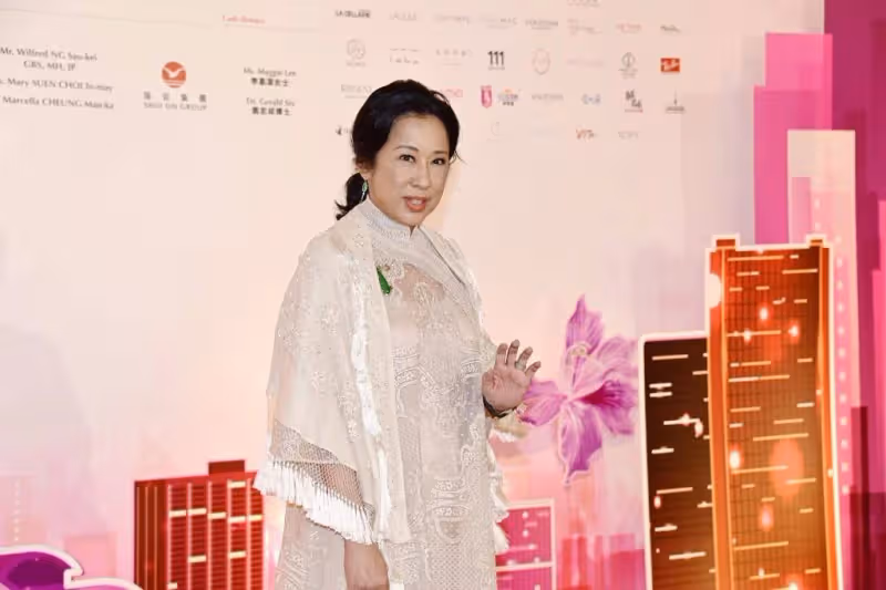 65歲朱玲玲戴千萬珠寶亮相:穿中式長裙顯貴氣,眼神犀利富態十足