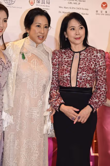 65歲朱玲玲戴千萬珠寶亮相:穿中式長裙顯貴氣,眼神犀利富態十足