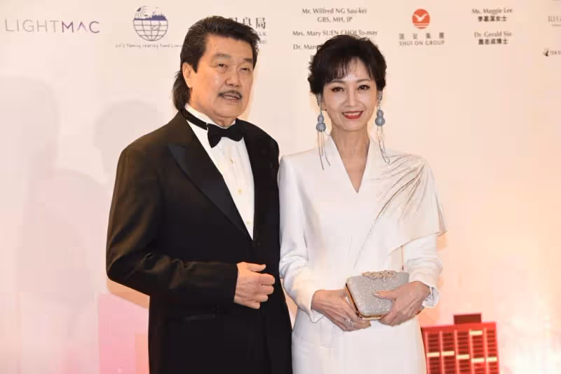 65歲朱玲玲戴千萬珠寶亮相:穿中式長裙顯貴氣,眼神犀利富態十足