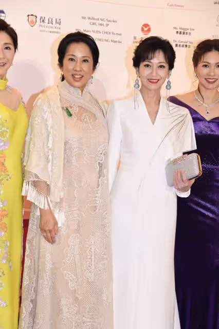 65歲朱玲玲戴千萬珠寶亮相:穿中式長裙顯貴氣,眼神犀利富態十足