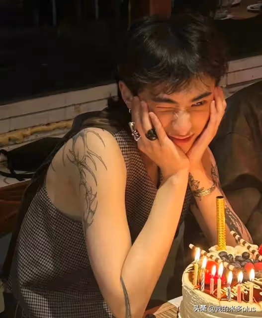 伊能靜兒子美國慶生,22歲哈利曬照露手臂紋身,表情叛逆眼神犀利