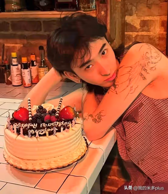 伊能靜兒子美國慶生,22歲哈利曬照露手臂紋身,表情叛逆眼神犀利