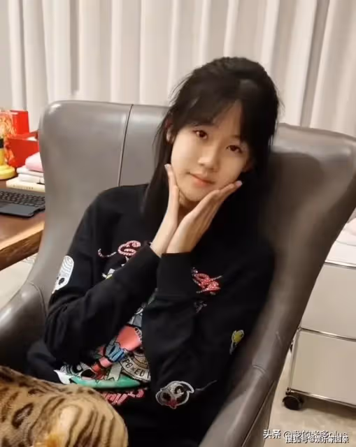 陸毅女兒和豹貓互動,15歲貝兒一雙大手搶鏡,手指細長趕超成年人