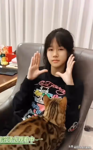 陸毅女兒和豹貓互動,15歲貝兒一雙大手搶鏡,手指細長趕超成年人