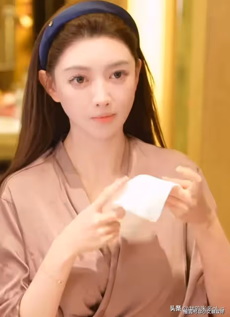 葉珂現身打羽毛球,與黃曉明約會後心情大好,打扮太精緻疑似擺拍