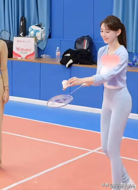 葉珂現身打羽毛球,與黃曉明約會後心情大好,打扮太精緻疑似擺拍