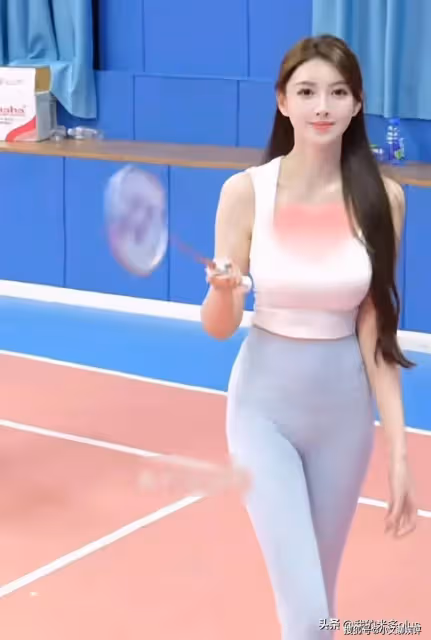 葉珂現身打羽毛球,與黃曉明約會後心情大好,打扮太精緻疑似擺拍