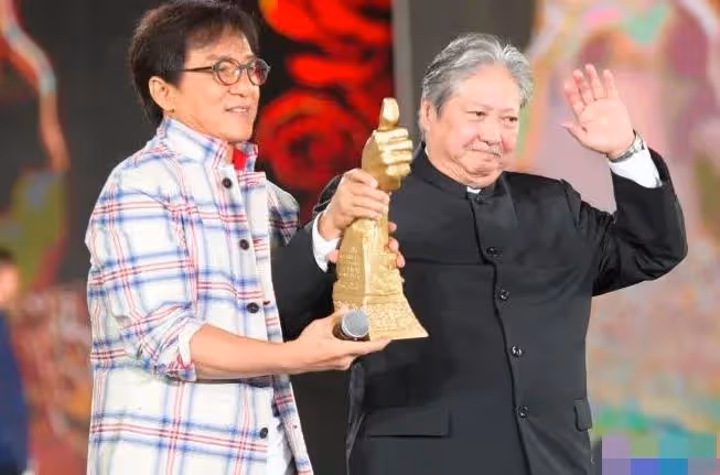 洪金寶發聲維護成龍!斥責某些網友講話太難聽,站出來替師弟說話