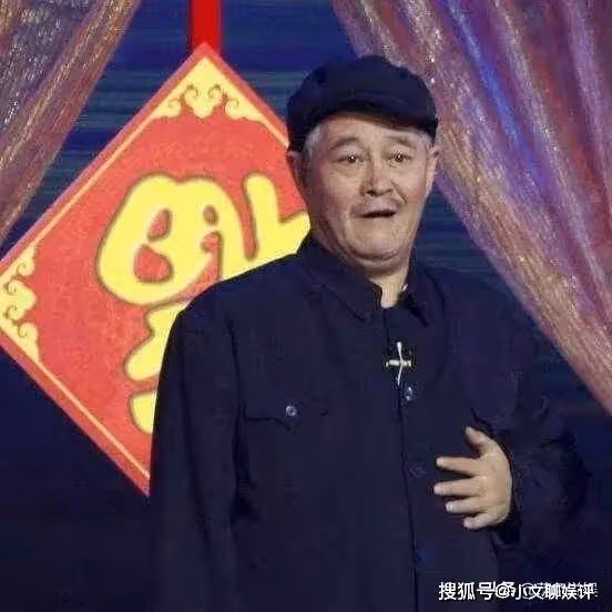 趙本山亮相澳門喜劇節,一出場全體為其起立,網友:這排面嘎嘎的