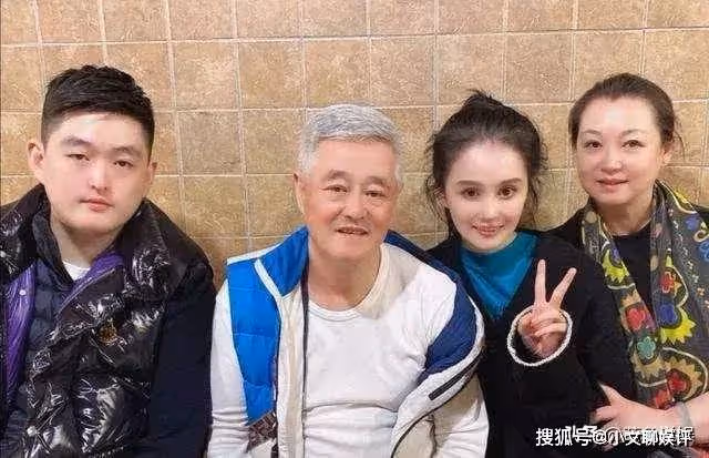 趙本山亮相澳門喜劇節,一出場全體為其起立,網友:這排面嘎嘎的
