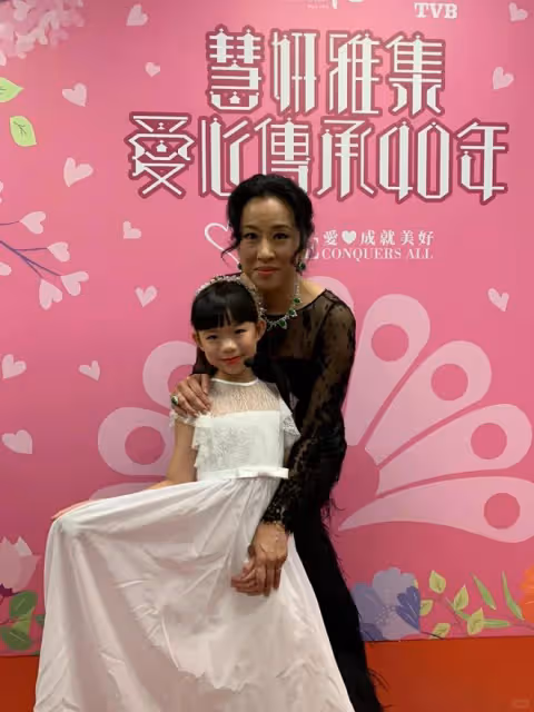 香港慈善晚宴:趙雅芝朱玲玲比美,霍啟山有風度,曾志偉惹爭議!