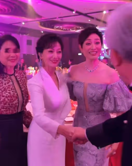 香港慈善晚宴:趙雅芝朱玲玲比美,霍啟山有風度,曾志偉惹爭議!