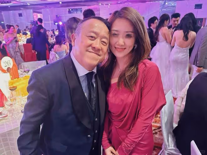 香港慈善晚宴:趙雅芝朱玲玲比美,霍啟山有風度,曾志偉惹爭議!