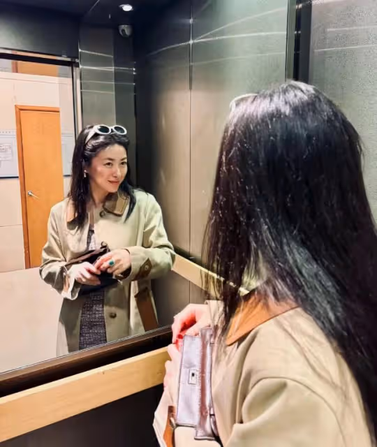 39歲朱珠超市被偶遇,身形顯臃腫,挑打折包包,拮据生活疑曝光!