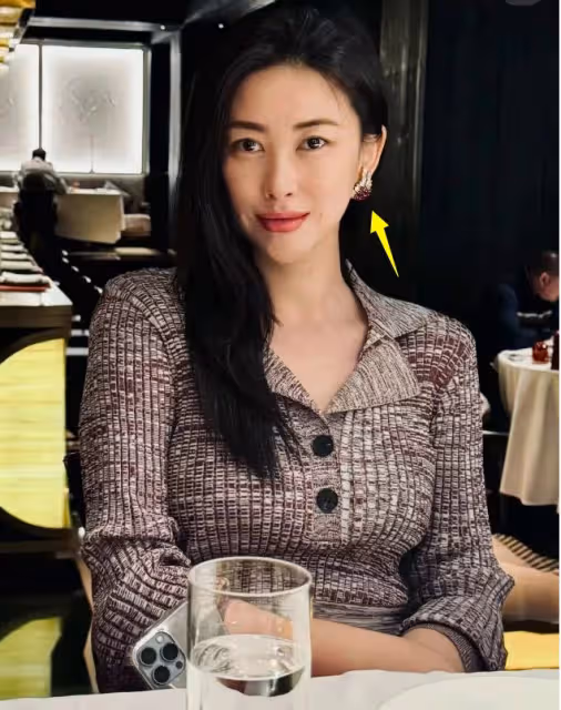 39歲朱珠超市被偶遇,身形顯臃腫,挑打折包包,拮据生活疑曝光!
