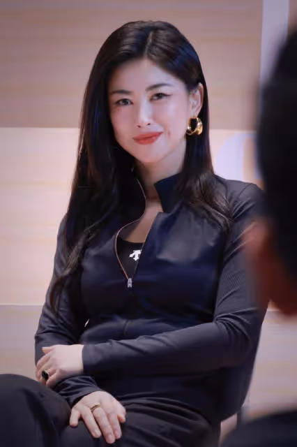 39歲朱珠超市被偶遇,身形顯臃腫,挑打折包包,拮据生活疑曝光!