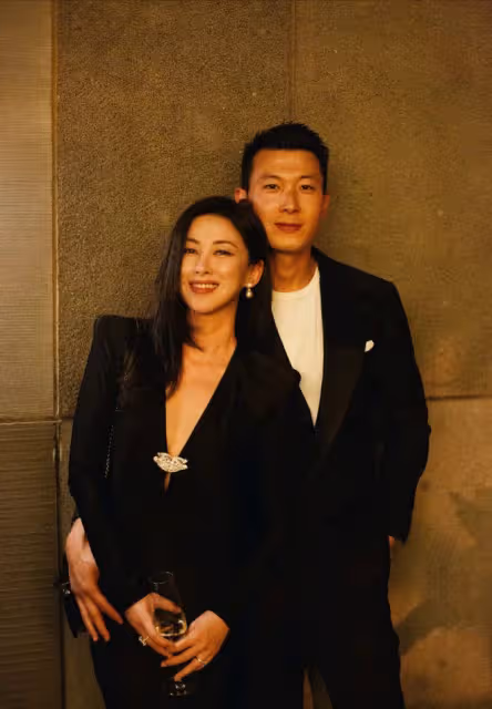 39歲朱珠超市被偶遇,身形顯臃腫,挑打折包包,拮据生活疑曝光!