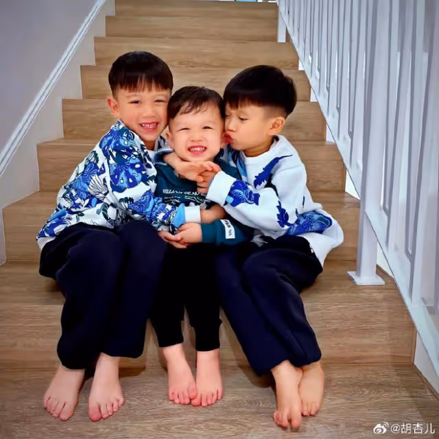 胡杏兒為老公慶生,夫妻倆貼臉撒糖,三個兒子爭相獻吻爸爸超有愛