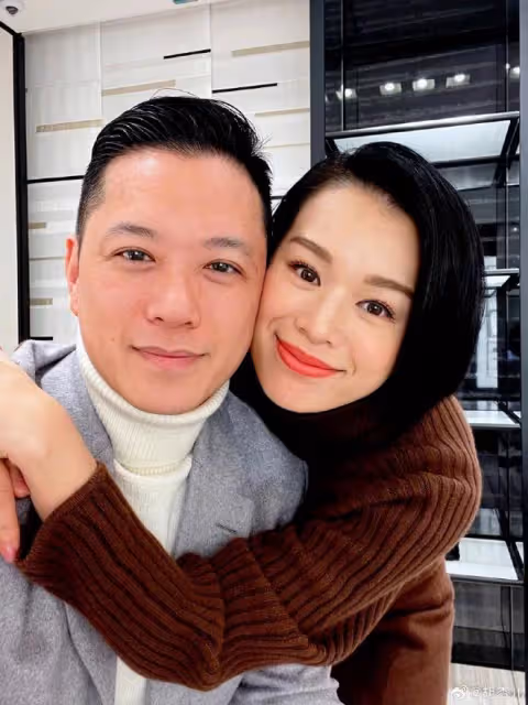 胡杏兒為老公慶生,夫妻倆貼臉撒糖,三個兒子爭相獻吻爸爸超有愛