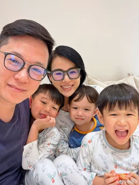 胡杏兒為老公慶生,夫妻倆貼臉撒糖,三個兒子爭相獻吻爸爸超有愛