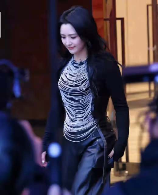 38歲何潔自信曬懟臉自拍,誇張戒指鎖骨鏈搶鏡,朋克造型又美又颯