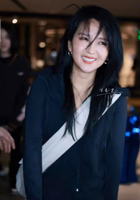 38歲何潔自信曬懟臉自拍,誇張戒指鎖骨鏈搶鏡,朋克造型又美又颯
