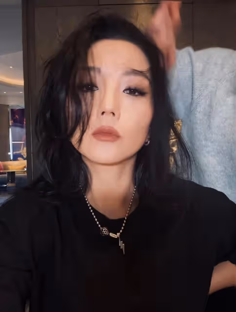 38歲何潔自信曬懟臉自拍,誇張戒指鎖骨鏈搶鏡,朋克造型又美又颯