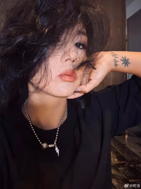 38歲何潔自信曬懟臉自拍,誇張戒指鎖骨鏈搶鏡,朋克造型又美又颯