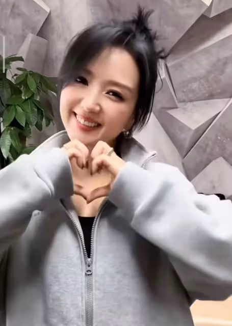 38歲何潔自信曬懟臉自拍,誇張戒指鎖骨鏈搶鏡,朋克造型又美又颯