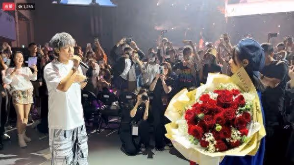 快訊/鼓鼓落淚求婚大元! 演唱會中途下跪:你願意嫁給我嗎