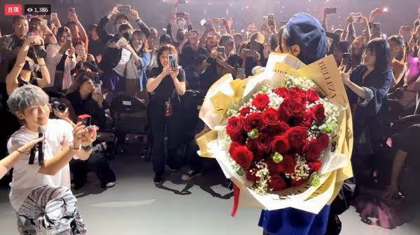 快訊/鼓鼓落淚求婚大元! 演唱會中途下跪:你願意嫁給我嗎
