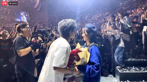 快訊/鼓鼓落淚求婚大元! 演唱會中途下跪:你願意嫁給我嗎